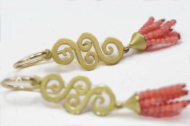 38) Ornament-Ohrhänger 900er und 750er Gelbgold, Korallperlchen
